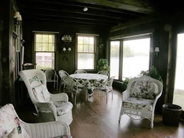 Oliver Lodge Мередит Екстериор снимка